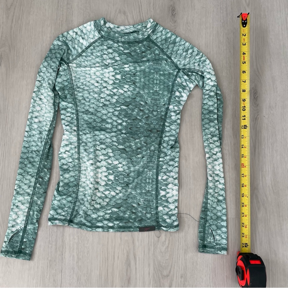 Reel Skipper Green Scales Rash Guard medium